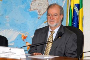 No embalo de Lula, ex-governador de MG deixa cadeia após decisão do STF