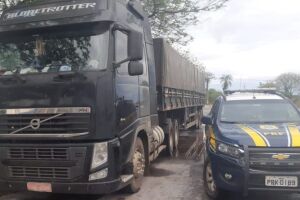 PRF recupera caminhão tomado de assalto e com motorista refém