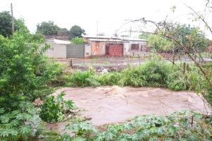 Chuva alaga ruas e forma enxurradas violentas em Dourados