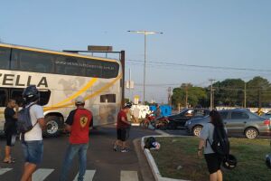 Batida de moto em ônibus deixa Duque de Caxias com 'trânsito paulistano' em Campo Grande
