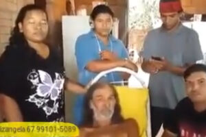 VÍDEO: idoso quebra fêmur e precisa de doação de cadeira de rodas, fraldas e alimentos