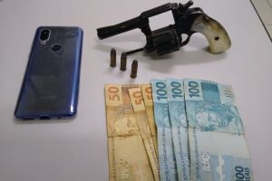 Após roubar celular e R$ 450, ladrão pula muro para fugir da PM e acaba preso