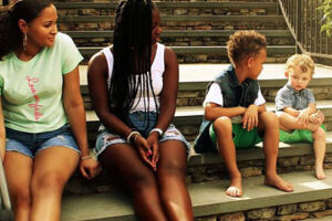 Família formada por negros sofre preconceito por adotar menino branco
