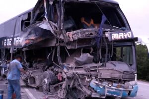 Cinco morrem em colisão entre ônibus de viagem e caminhão na Estrada Bioceânica