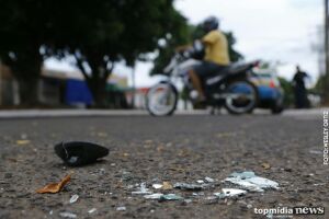 Motociclista invade contramão, bate de frente com caminhão e morre