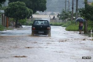 Chuva chega forte em Campo Grande e derruba temperaturas