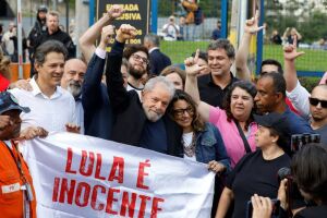 Lula discursa após soltura, chama Haddad de 'quase presidente' e provoca Bolsonaro