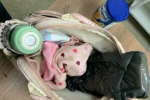 Gestante e cunhada com filho recém-nascido usam sacola de bebê para traficar
