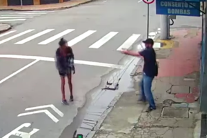 VÍDEO: homem mata moradora de rua a tiros após pedido de R$ 1