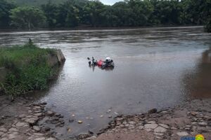 MISTÉRIO: moto aparece dentro do Rio Taquari e é resgatada pela PM