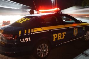 PRF encontra dois corpos queimados dentro de carro na BR-262