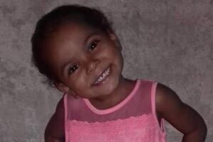 Menina morta por bala perdida tentou consolar família: ‘mamãe, não chora’