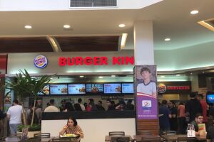 Sextou: fast food vende lanche a R$ 2,50 e causa fila gigantesca no Shopping CG