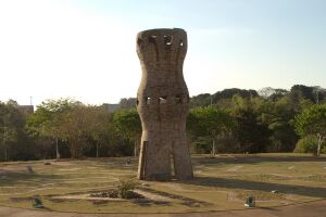 Monumento à Zarabatana homenageia culturas indígenas, mas passa despercebido por campo-grandenses