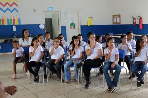 Alunos aprendem Libras para conversar com amigo surdo em Três Lagoas