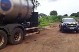 Na cara de pau: PRF flagra furto de combustível de caminhões-tanque
