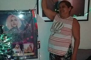 Emocionada, mãe de Pabllo Vittar mostra decoração de Natal com fotos da cantora