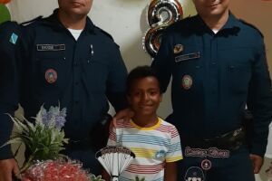 Em Coxim, menino fã da PM ganha surpresa no dia do aniversário