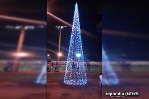 VÍDEO: para retribuir carinho dos vizinhos, Pedro montou árvore de Natal na Praça da Cohab