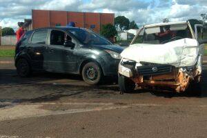 Batida de carros em cruzamento perigoso deixa dois feridos no Pedrossian