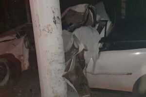 Motorista bate carro em poste de energia e morre em Miranda