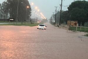 VÍDEO: chuva alaga anel viário de rodovia em Nova Andradina