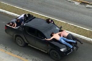 VÍDEO: assaltantes fazem escudo humano em carro para roubar agências bancárias