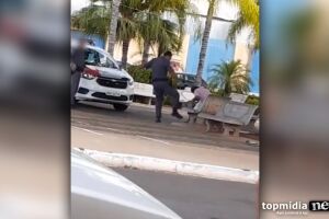 Policial é flagrado agredindo morador de rua e jogando spray de pimenta em cachorro
