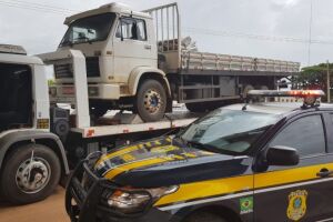 Rebocando droga: PRF flagra caminhão-guincho com 880 kg de maconha na BR-267; ASSISTA