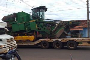 Carreta que transportava máquina agrícola “enrosca” em fios elétricos em Nova Andradina