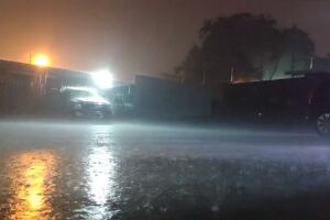 Chuva e ventos fortes atingem região central e alagam avenida Calógeras em Campo Grande