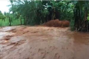 GRAVE: chuva forte alaga casas e deixa moradores em risco em Terenos