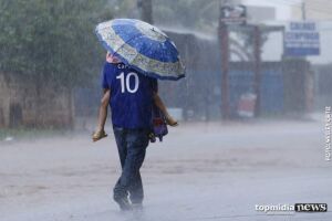 Calor dá trégua e chove forte em Campo Grande