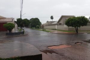VÍDEO: chuva forma panelas d'água no Jardim Botafogo