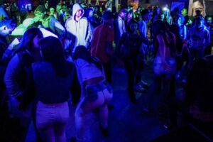 Nove pessoas morrem pisoteadas após tumulto em baile funk