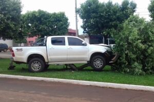 Batida de caminhonete e Gol assusta motoristas no centro de São Gabriel D'Oeste
