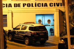 Adolescentes pulam muro de casa para furtar e acabam na delegacia