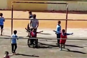 VÍDEO: criança cadeirante marca pênalti com ajuda de professor e até jogador Romário vibra