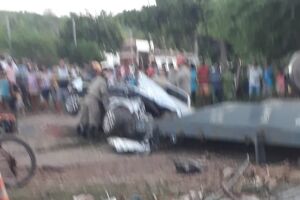 Trem descarrila, atropela carro e deixa motorista em estado grave em Corumbá