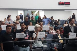 Trabalhadores protestam contra aumento de salários de juízes e desembargadores em MS