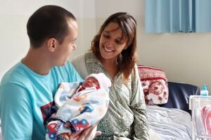 Sem como pedir socorro, casal faz parto sozinho em casa