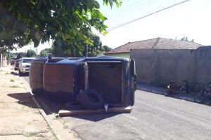 Motorista de caminhonete invade preferencial, bate em carro e tomba na Vila Nhanhá