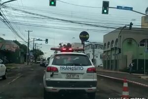 VÍDEO: carro da Agetran é flagrado cometendo irregularidade no centro de Campo Grande