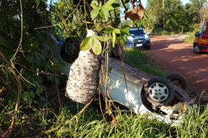 Motorista perde controle, capota e abandona veículo em Coxim