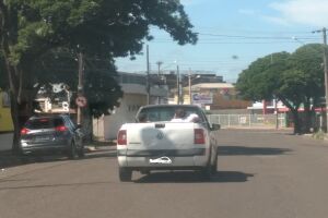 VÍDEO: cachaça nível hard, leitor flagra bêbados em carroceria de carro