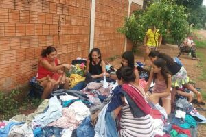 De bazar em bazar, pintor leva solidariedade à população carente no Campo Alto