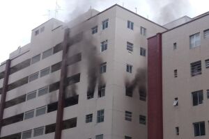 Incêndio que destruiu apartamentos foi causado por carregador na tomada