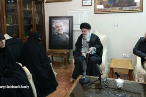 Líder do Irã visita familiares de general morto em confronto