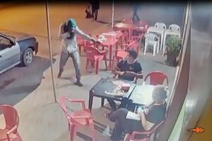 VÍDEO: quadrilha assalta pizzaria e agride funcionários