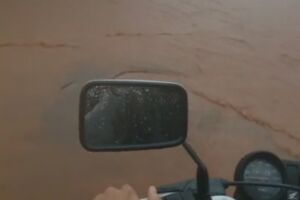 VÍDEO: rua no Aero Rancho vira lagoa e motociclista passa 'assim mesmo' por alagamento